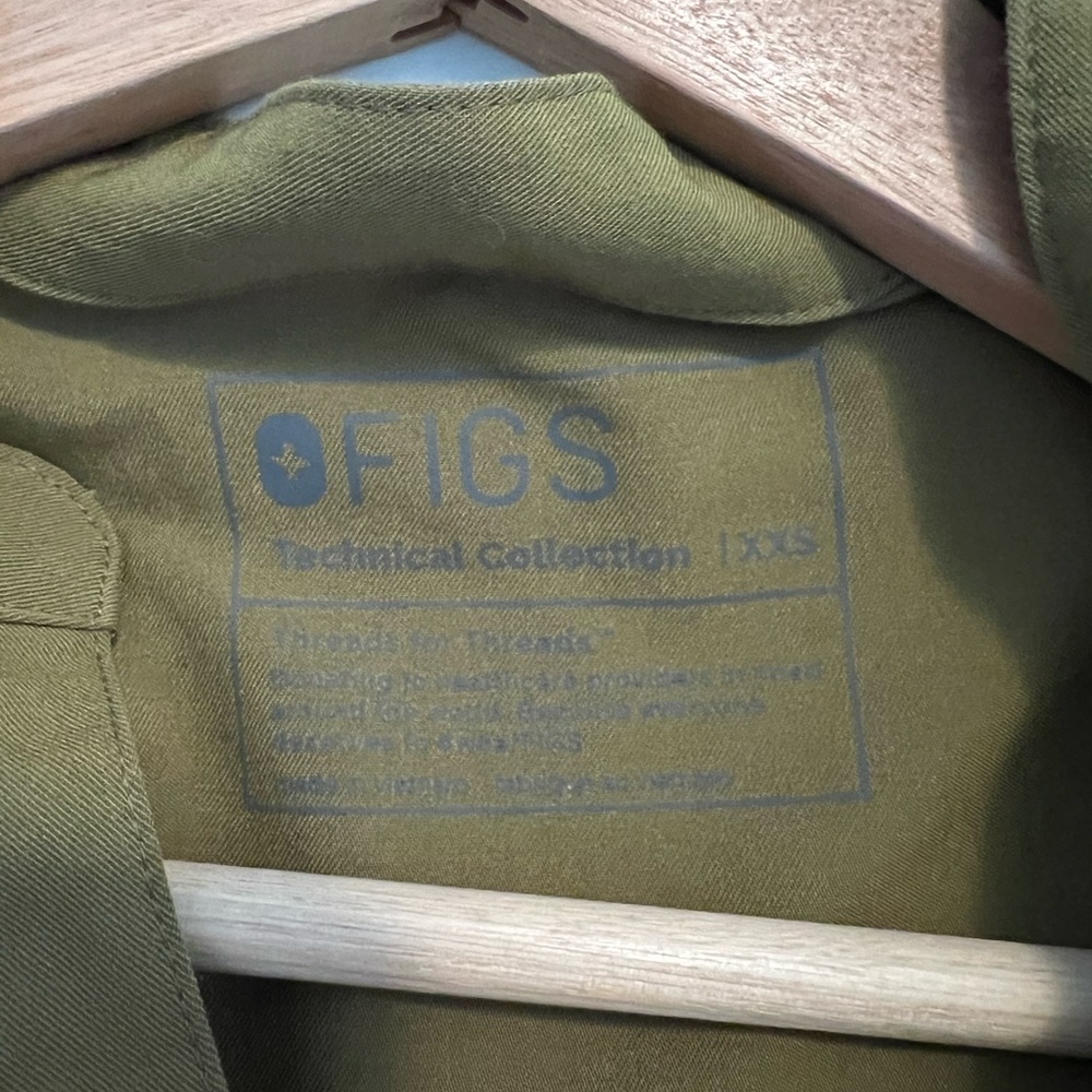 FIGS Rafaela scrub top xxs in Martini Olive.